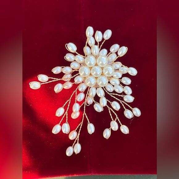 Elegant Pearl Floral Brooch Vintage Inspired Statement Accessory - Picture 10 of 16